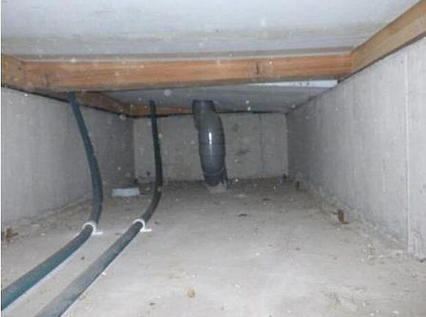 【床下】床下まで確認の上でリフォームし、シロアリの被害調査と防除工事もおこないます。