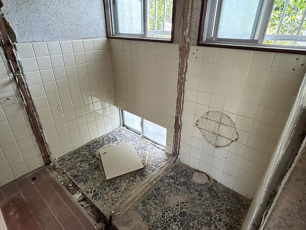 【リフォーム中】トイレは水洗タイプに新品交換を行い、壁と天井はクロスの張替えを行い、床はクッションフロアで仕上げます。肌に触れる部分が新品だと気持ちが良いですね。