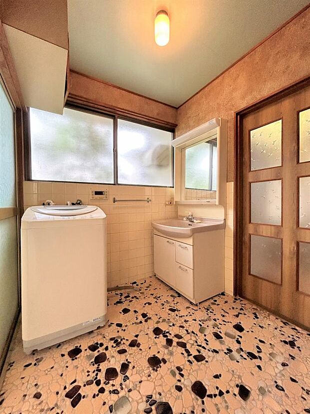 【リフォーム中】洗面脱衣所は壁・天井のクロス張替え、床はクッションフロア張りで仕上げます。清潔感溢れる空間に生まれ変わります。