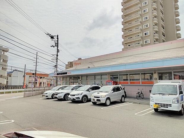 【周辺環境】松山生協西雄郡店まで約1200m（徒歩15分）。日々の生活に必須なスーパーがお近くにあるのはとても便利です。