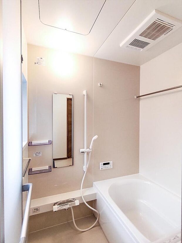 （リフォーム済）浴室は、ハウステック製の新品のユニットバスに交換しました。浴室乾燥機つきで、悪天候が続く時期は物干し場としても使えますよ。