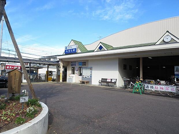 仏生山駅まで1100ｍ、自転車で6分です。上りは瓦町、高松築港方面、下りは綾川、琴平方面へ運行しています。