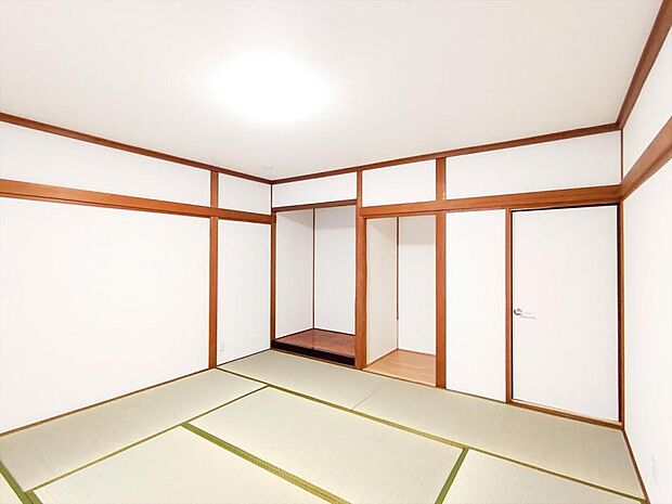 （リフォーム済）1階8畳和室は天井・壁をクロス貼りにし、畳を表替え、襖を貼替しました。新しい畳の匂いがさわやかです。