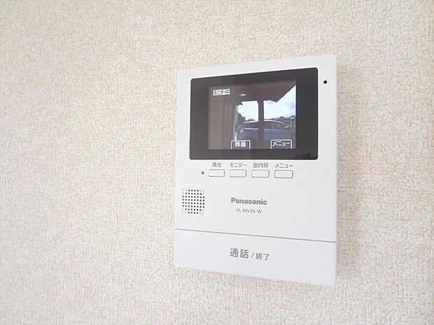 （リフォーム済）インターホンはテレビモニターつきドアホンに交換し、親機をLDKに設置しました。録画もできますので留守中の宅配業者や来客も把握できて便利ですよ。