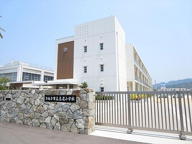 志度小学校まで750ｍ、徒歩10分です。人やもの、ふるさとを大切にする子どもを育てる　を学校教育目標としています。（2023年9月現在）