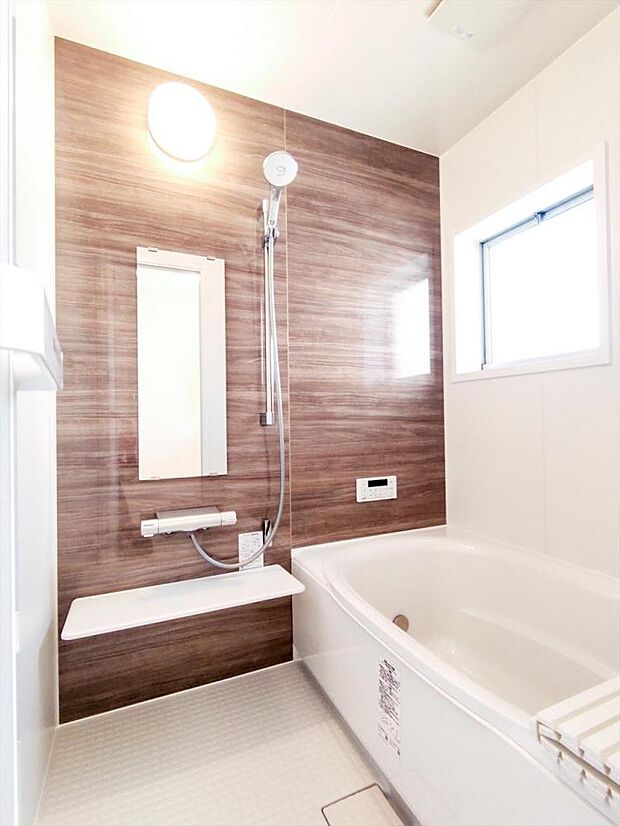 （リフォーム済）浴室は、LIXIL製の新品のユニットバスに交換しました。温度を設定したら、湯はり、追い焚き、保温がリモコンで操作できて、生活時間の違うご家族様に便利です。