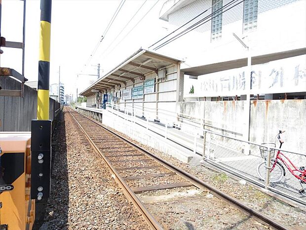 古高松駅まで800ｍ、徒歩10分です。上りは瓦町、高松築港方面、下りは牟礼・志度方面へ運行しています。