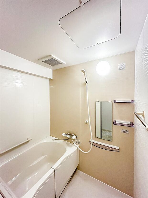 （リフォーム中写真4/28撮影）浴室は、ハウステック製の新品のユニットバスに交換しました。設定した容量のお湯が入ると自動で止まるので、うっかり出しっぱなしも防げます。