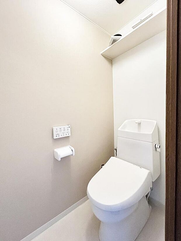 （リフォーム中写真4/28撮影）トイレは床をクッションフロアに貼り替えし、温水洗浄付き便器に交換を行い清潔に仕上げています。