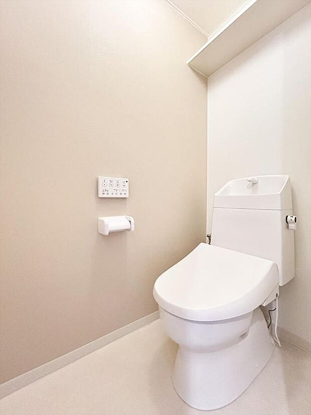 （リフォーム済）トイレは床をクッションフロアに貼り替えし、温水洗浄付き便器に交換を行い清潔に仕上げています。