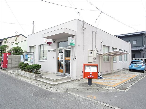 高松円座郵便局まで1400ｍ、車で3分です。郵便だけでなく小包、貯金、保険といろいろ使えて便利ですね。　