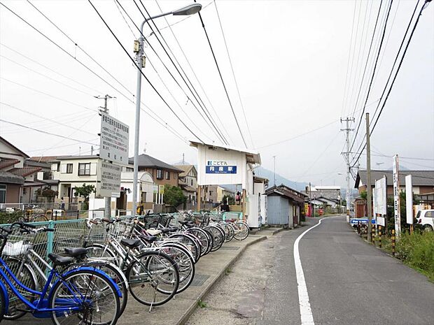 円座駅まで1500m、自転車で8分です。上りは瓦町、高松築港方面、下りは綾川、琴平方面へ運行しています。