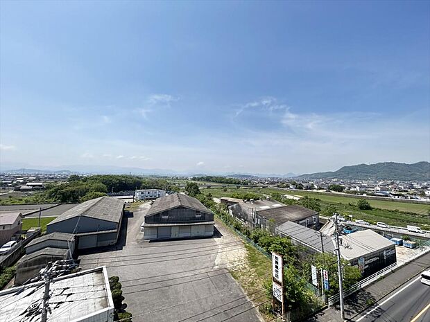 バルコニーからの眺望。香東川が良く見えます。