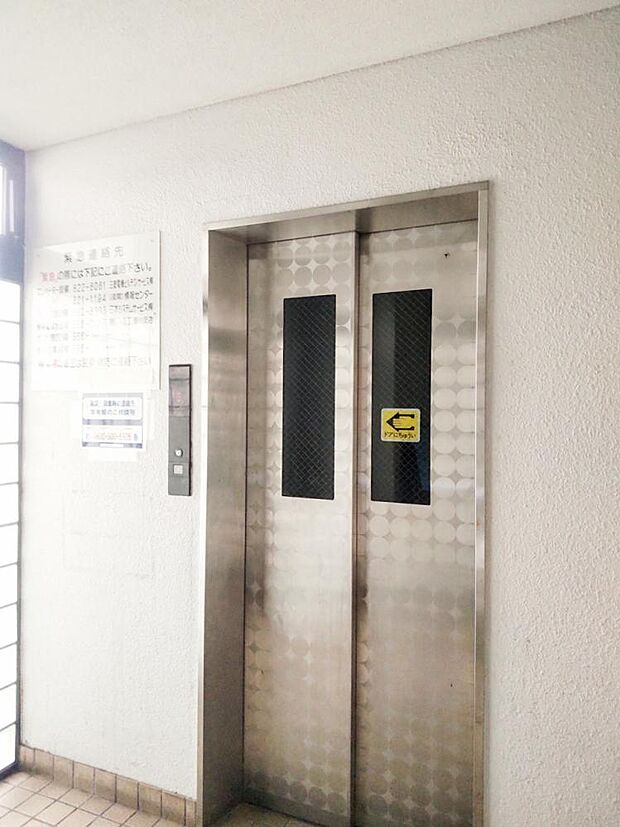エレベーター　1基あります。内部には防犯カメラも設置されています。深夜の帰宅時も安心ですね。