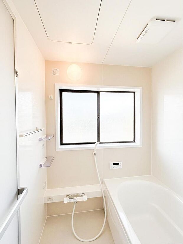 （リフォーム済）浴室は、ハウステック製の新品のユニットバスに交換しました。自動湯張り・追い焚き機能付きで、いつでも温かいお湯に入れます。？？？