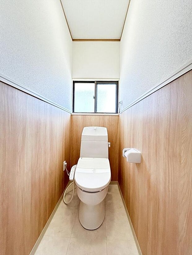 （リフォーム済）トイレは天井・壁のクロスを貼り替え、床をクッションフロア貼りにしました。温水洗浄付き便器に交換も行い清潔に仕上げています。？？？
