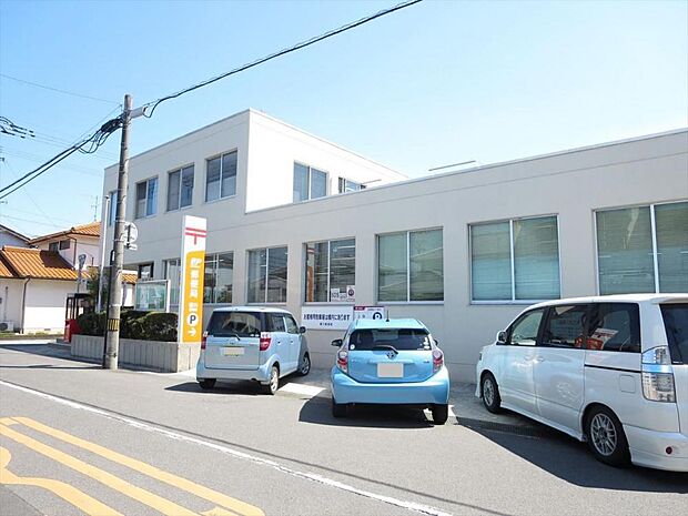 香川郵便局まで500ｍ、車で1分です。郵便だけでなく小包、貯金、保険といろいろ使えて便利ですね。