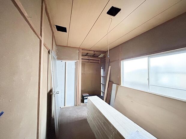 （リフォーム中写真5/18撮影）洋室は天井・壁をクロス貼りにし、床材を重ね貼り予定です。