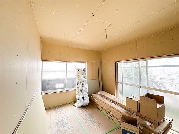 （リフォーム中写真5/18撮影）和室を洋室に変更し、天井・壁をクロス貼りにし、床材を貼替予定です。