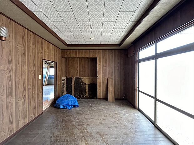 （リフォーム中写真5/26撮影）1階洋室は天井・壁をクロス貼りにし、床材を重ね貼り予定です。化粧材の茶色い壁から白いクロス貼りになり、明るいお部屋になりますよ。