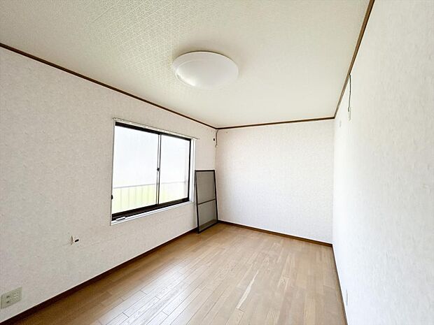 （リフォーム中写真6/2撮影）2階の洋室は天井・壁のクロスを貼替し、床材を重ね貼りする予定です。