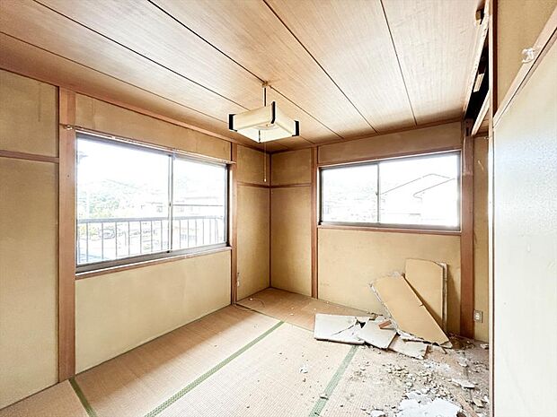 （リフォーム中写真6/2撮影）2階の和室は天井、壁をクロス貼りにし、畳を表替え・襖を貼替します。