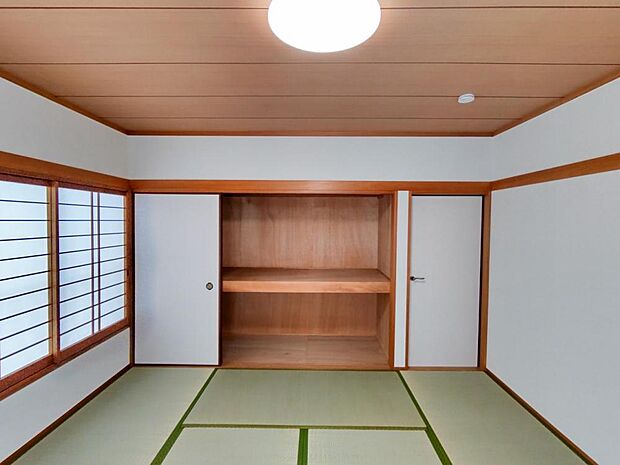 （リフォーム済）2階8畳和室には1間半の押入れがあるので、お部屋を広く使えますね。
