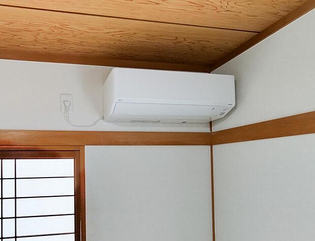 （リフォーム済）1階和室には富士通ゼネラル製のエアコンを設置しました。追加での設置工事も承っております。お引渡し前に弊社で取付工事を行うことにより住宅ローンでのお支払いも可能です。