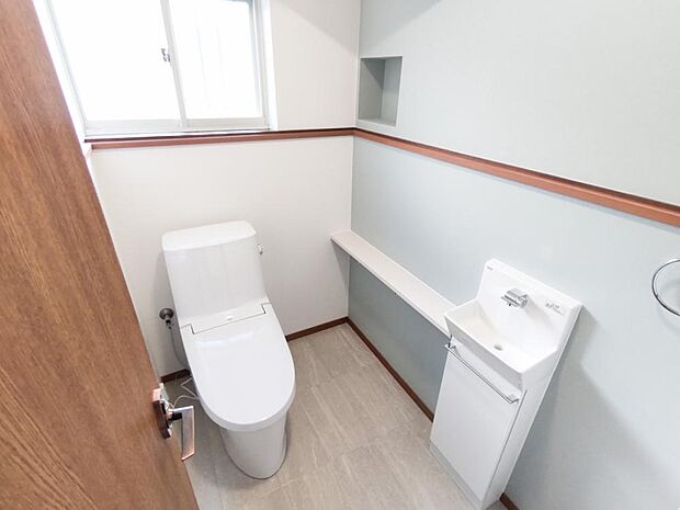 （リフォーム済）トイレはLIXIL製の温水洗浄機能付きに新品交換しました。直接肌に触れるトイレは新品が嬉しいですよね。スペースが広いので手洗いも新品交換しております。