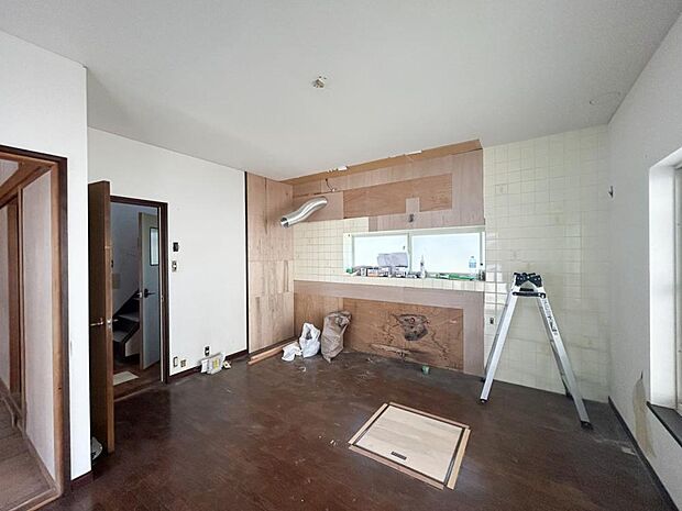 （リフォーム中6/13撮影）約7.5帖のダイニングキッチンです。キッチンを新品交換し、天壁クロスの張替え、床のフロアタイルの重ね貼りを行います。