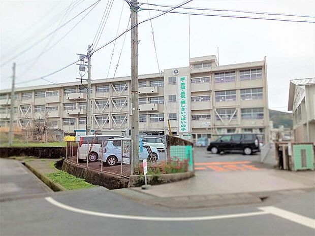 高知市立朝倉第二小学校まで1200ｍです。毎日の通学でお子様の体力も鍛えられますね。