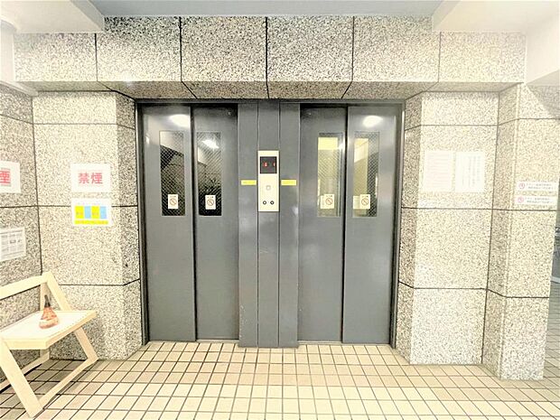 エレベーターは2台あり、1階と6階で常に待機しています。朝の通勤時間や買い物の帰りなど待つことが少ないので助かりますね。