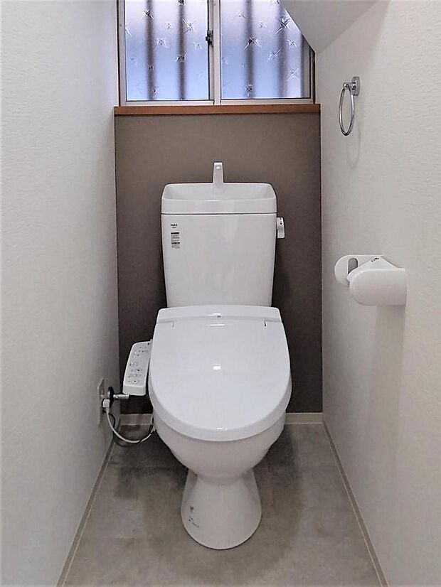 【リフォーム済】トイレはLIXIL製の温水洗浄機能付きに新品交換しました。キズや汚れが付きにくい加工が施してあるのでお手入れが簡単です。