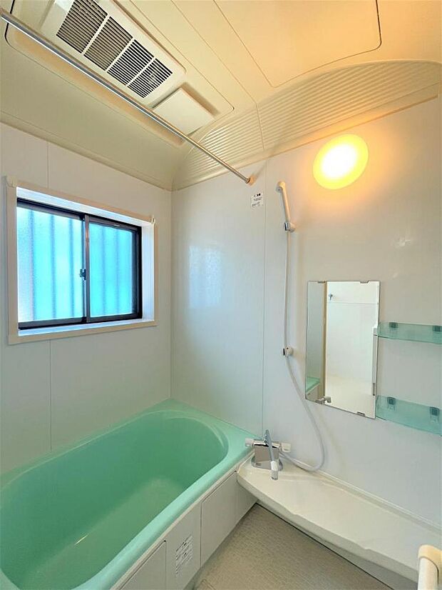 【リフォーム済】お風呂はクリーニングを行いました。浴室乾燥付きなので屋内干しスペースとしてもご活用いただけますよ。窓があるので通気・採光が確保できます。