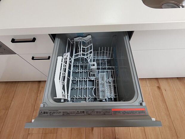 【リフォーム済】新設したキッチンは食洗器付きです。忙しい毎日ですが家事の時短ができますね。