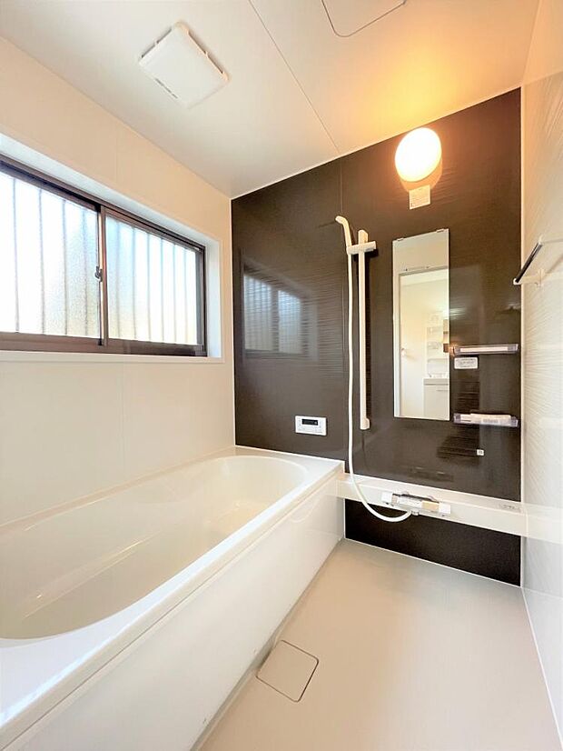 【リフォーム済】浴室はハウステック製の新品のユニットバスに交換。足を伸ばせる1坪サイズの広々とした浴槽で、1日の疲れをゆっくり癒すことができますよ。