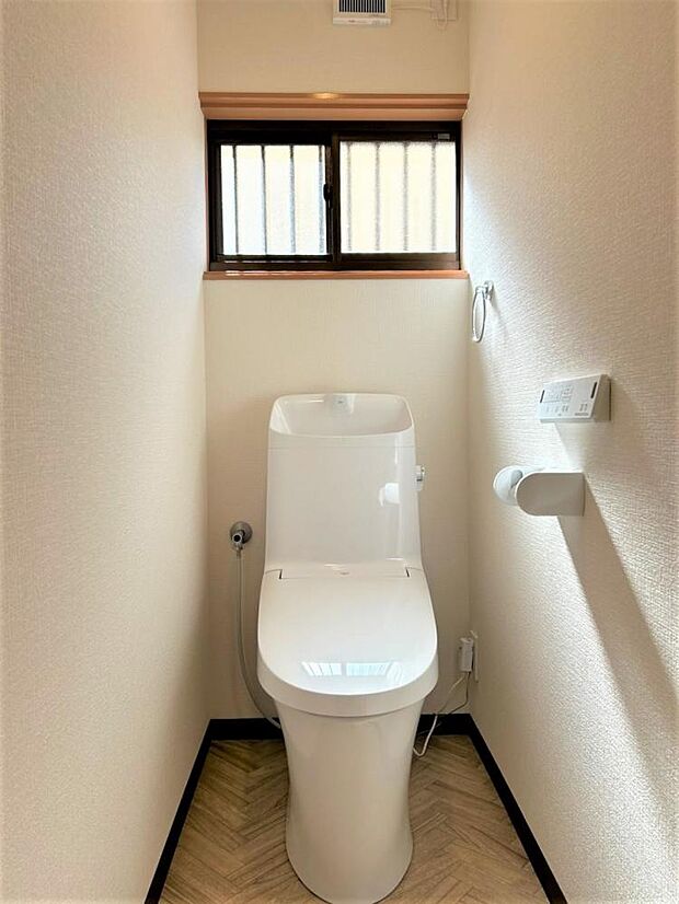 【リフォーム済】1階トイレはLIXIL製の温水洗浄機能付きに新品交換。キズや汚れが付きにくい加工が施してあるのでお手入れが簡単です。直接肌に触れるトイレは新品が嬉しいですよね。