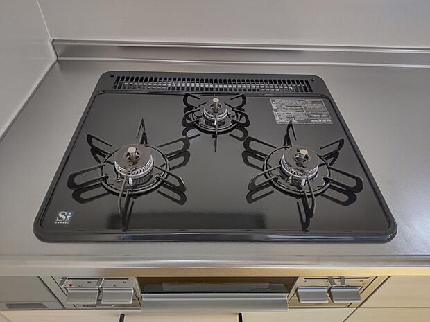 【リフォーム済】新品交換のキッチンは3口コンロで同時調理が可能。大きなお鍋を置いても困らない広さです。お手入れ簡単なコンロなのでうっかり吹きこぼしてもお掃除ラクラクです。