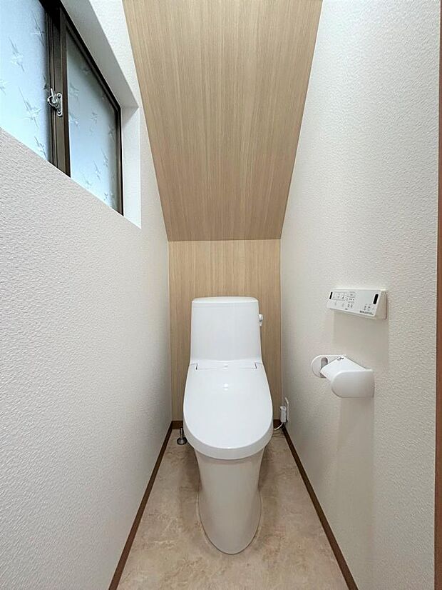 【リフォーム済】トイレはLIXIL製の温水洗浄機能付きに新品交換しました。直接肌に触れるトイレは新品がうれしいですよね。