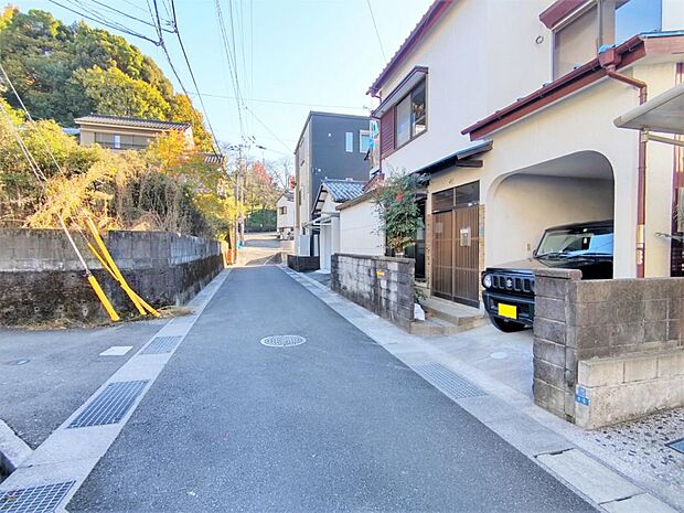 前面道路は高知市道です。幅員約4.2ｍあります。駐車場前がＴ字路なので、バックでの駐車がしやすいですね。