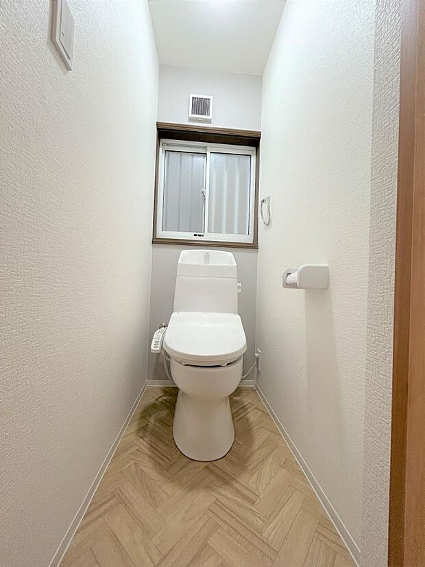 【リフォーム済】トイレは新品に交換。壁・天井のクロス、床のクッションフロアを張り替えて、清潔感溢れる空間になりました。