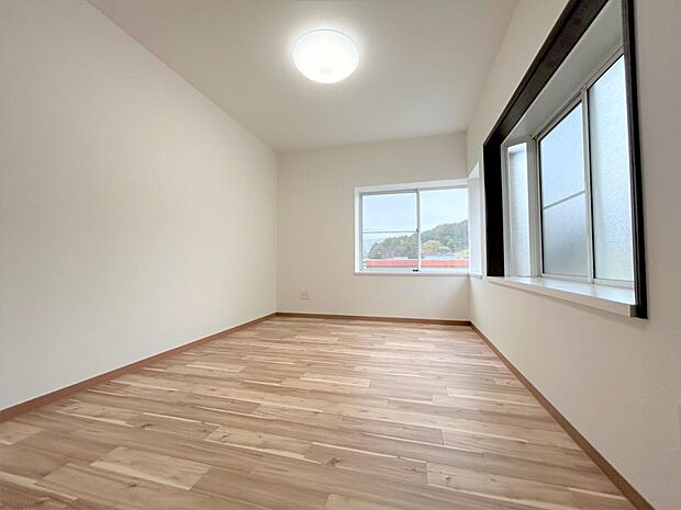 【リフォーム済】2階6帖洋室　床はクッションフロア張替え、壁・天井のクロスを張替え、照明新設しました。