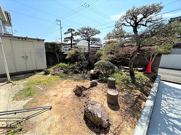【リフォーム中】お庭は駐車場拡張工事に伴い一部取り壊します。松の木が立派な風情のあるお庭ですね。
