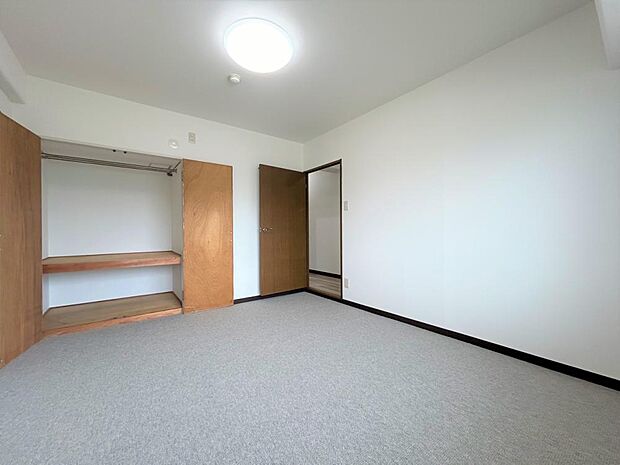 【リフォーム中】5.63帖洋室はカーペット張替え、壁・天井クロス張替え、照明交換を行います。
