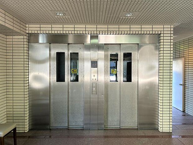 エレベーターは2基ありますので朝の通勤時間や買い物の帰りなど待つことが少ないので助かりますね。