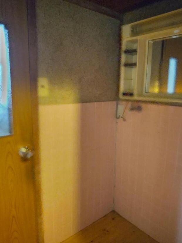 【リフォーム中】現在の洗面室写真です。奥のトイレ解体して洗面室拡張致します。洗面台、洗濯機スペース確保致します。