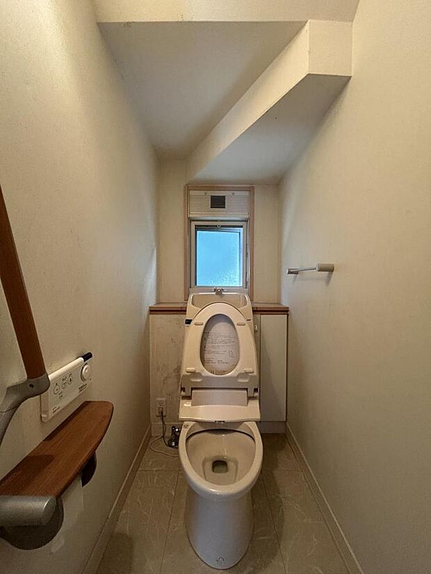 【リフォーム中】1階のトイレはクリーニングを行い、天井・壁クロス貼りします。