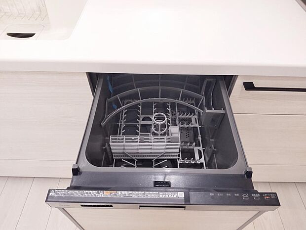 【リフォーム済】新品EIDAI製システムキッチンには、食器洗い乾燥機が付いています。家事の軽減だけでなく、手洗いに比べて水や光熱費などが半分以下と経済的です。