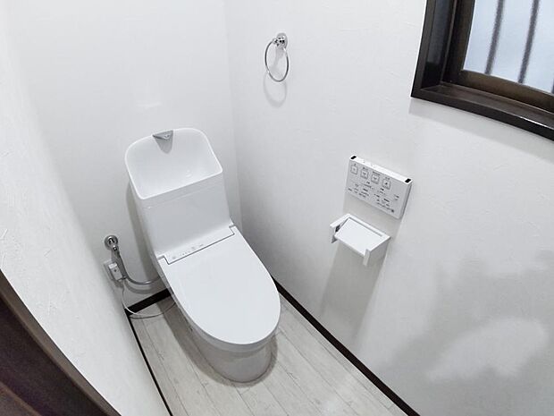 【リフォーム済】新品ＴＯＴＯ製トイレは壁掛けのリモコンになっていて便器洗浄もワンプッシュでＯＫで、操作パネルも使いやすく便利です。2階にもトイレあり同様に新品に交換しています