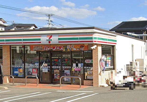 「セブンイレブン」福岡若宮1丁目店様まで徒歩9分（700Ｍ）です。コンビニは24時間営業なので便利ですね。